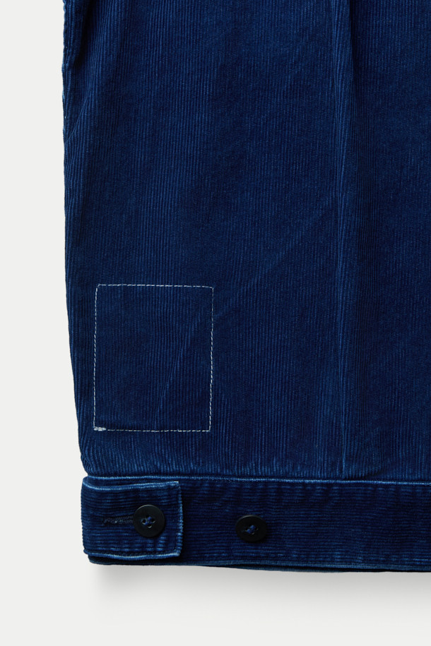 INNAT(인낫) 인디고 TYPE-2 트러커 재킷은 남성을 위한 캐주얼, 클래식, 워크웨어 스타일의 아우터입니다. 14 웨일 코듀로이와 데님 소재를 사용하여 부드러운 촉감을 선사하며, 중간 두께감으로 여름과 가을에 착용하기 좋습니다. 인디고 컬러의 무지 디자인에 레귤러핏으로 제작되었으며, 크롭 기장의 긴 소매와 버튼 여밈 방식을 갖추었습니다. 스톤 바이오 워싱과 빈티지 워싱 처리로 자연스러운 멋을 더했으며, 이염에 주의하여 착용해야 합니다.
