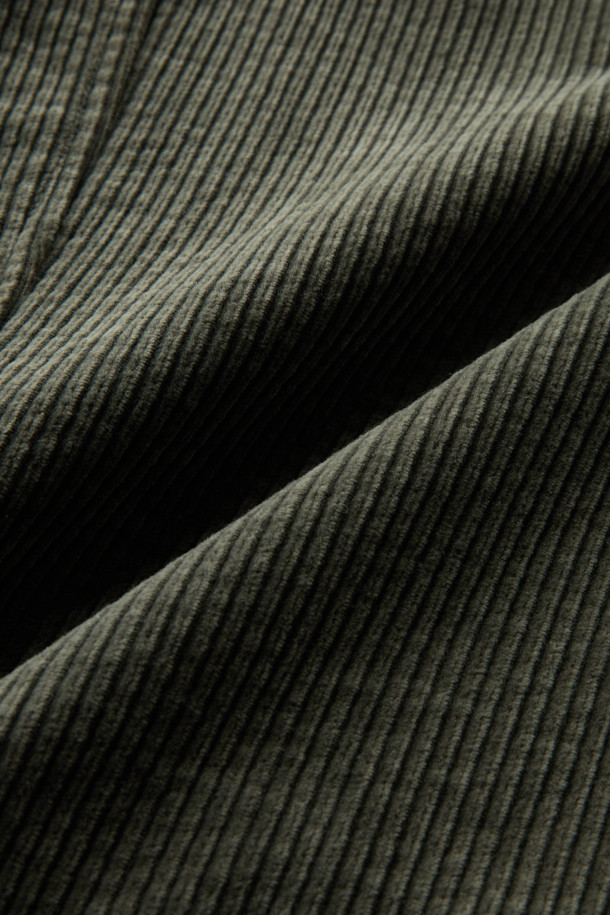 SAGE DE CRET(사지 드 크레) 코듀로이 숏 커버올 재킷은 워크웨어와 캐주얼 스타일을 모두 아우르는 매력적인 아우터입니다. 7골 코듀로이 소재와 텀블 가공으로 부드러운 촉감을 선사하며, 오버핏과 박시핏으로 편안한 착용감을 제공합니다. 가을과 겨울, 데일리룩, 나들이룩, 동네 마실룩 등 다양한 TPO에 활용할 수 있습니다. 워크웨어 스타일의 포켓과 허리 사이즈 조절 테이프, 코튼 안감 등의 디테일이 돋보입니다. 올리브 컬러의 무지 디자인은 어떤 스타일에도 쉽게 매치할 수 있는 실용적인 아이템입니다.
