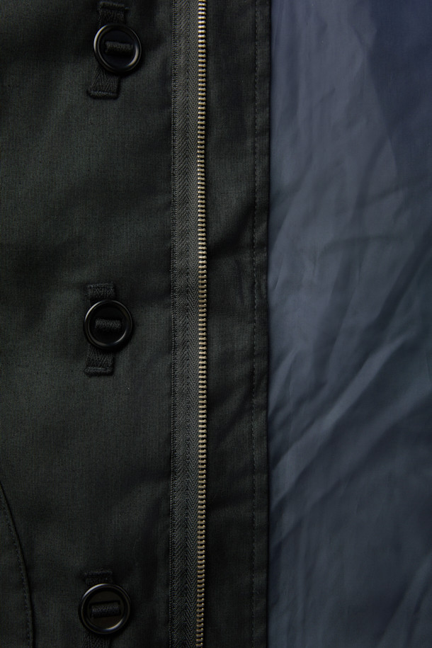 나이젤 카본 OW02 덱 재킷 코듀로이는 가을, 겨울 시즌에 어울리는 남성용 아우터입니다. 블랙 컬러의 레귤러핏 덱 재킷으로, 워크웨어, 클래식, 미니멀 스타일을 모두 아우릅니다. 두꺼운 코듀로이 소재를 사용하여 보온성을 높였으며, 밑단 스트링 조절과 요크 및 팔 패치 강화 디테일이 특징입니다. 버튼 여밈 방식으로 출근룩에 멋을 더하며, 긴 소매 기장으로 안정적인 착용감을 제공합니다. 밀리터리 스타일의 덱 재킷으로, 튼튼함과 세련된 디자인을 동시에 만족시킵니다.
