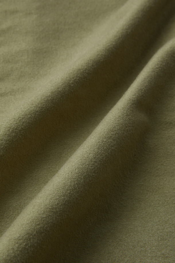 나이젤 카본 워크 수트 몰스킨 재킷은 가을, 겨울 시즌에 어울리는 남성용 아우터입니다. 베이지와 카키 두 가지 색상으로 출시되었으며, 클래식과 워크웨어 스타일을 아우르는 루즈 핏의 3버튼 디자인 재킷입니다. 부드러운 촉감의 두꺼운 몰스킨 소재로 제작되어 보온성을 높였으며, 가슴 패치 포켓과 허리 라운드 포켓이 실용성을 더합니다. 출근룩, 비즈니스 캐주얼, 모임룩 등 다양한 TPO에 활용 가능하며, 미니멀한 스타일 연출에도 적합합니다.
