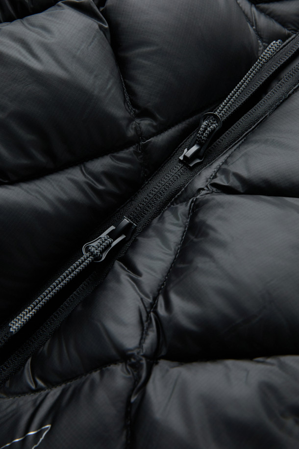 ROA NUNA (누나) 800 필파워 후디드 다운 재킷은 아웃도어 활동과 일상생활 모두에 적합한 공용 다운 재킷입니다. 800 필파워 다운 충전재와 립스탑 나일론 원단으로 제작되어 뛰어난 보온성과 가벼운 착용감을 제공하며, 방수 기능을 갖춰 변덕스러운 날씨에도 쾌적함을 유지합니다. 슬림핏 디자인에 크롭 기장으로 활동성을 높였으며, 미니멀하고 스포티한 스타일을 연출합니다. 양방향 리버스 지퍼, 대형 전면 포켓, 엄지 구멍, 조절 가능한 밑단, 내장 후드 등의 디테일은 실용성을 더하며, 겨울철 데일리룩과 여행룩에 활용하기 좋습니다.
