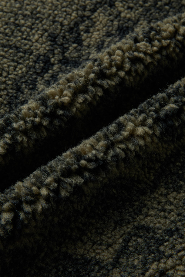 ROA EWE (로아 이웨) 퍼리 재킷은 부드러운 촉감의 플리스와 페이크퍼 소재를 사용하여 가을, 겨울철 따뜻함을 선사하는 오버핏 플리스 재킷입니다. 하이넥 디자인과 밴딩 소매, 지퍼 포켓, 로고 자수 디테일이 돋보이며, 뛰어난 보온성과 방풍 기능으로 편안한 착용감을 제공합니다. 블랙 컬러의 무지 디자인으로 어떤 스타일에도 쉽게 매치할 수 있으며, 캐주얼, 스포티, 미니멀한 스타일을 연출하기 좋습니다. 산책룩이나 캠핑룩과 같이 활동적인 상황에서도 활용하기 좋은 데일리 아우터입니다. 크롭 기장으로 트렌디함을 더했습니다.
