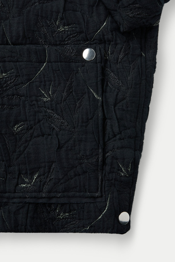 MIDTHINGS(미드띵스) 자카드 재킷은 유니크한 스타일을 추구하는 당신을 위한 아이템입니다. 블랙 컬러의 루즈핏 자켓으로, 봄, 가을에 어울리는 두꺼운 두께감과 부드러운 촉감이 특징입니다. 플라워 자카드 무늬가 돋보이며, 3중 구조 자카드 소재와 볼륨감 있는 실루엣이 세련된 룩을 연출합니다. 지퍼 여밈 방식과 이중 구조 프론트 포켓, 사이드 도트 버튼, WALDES(왈데스) 지퍼, 조개 버튼 장식 등의 디테일이 돋보이며, 모임룩이나 데이트룩과 같은 TPO(Time, Place, Occasion)에 클래식하고 시크하게 연출하기 좋습니다. 크롭 기장의 긴소매 자켓으로 다양한 스타일링에 활용해보세요.
