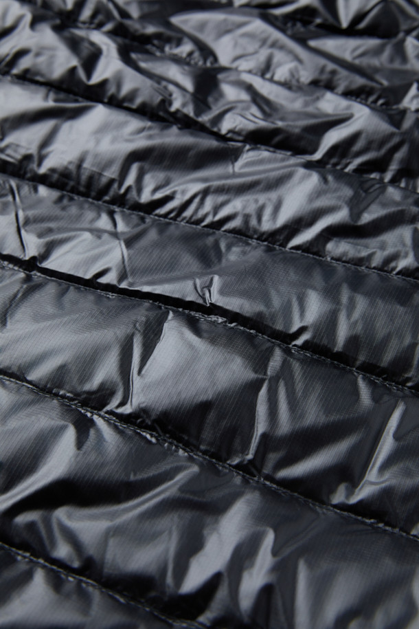 NANGA(낭가) 울티라이트 다운 파카 패커블은 겨울철 아웃도어 활동과 여행에 적합한 남녀 공용 다운 파카입니다. 슬림핏으로 제작되었으며, 블랙 색상에 무지 패턴으로 어떤 스타일에도 잘 어울립니다. 보온성이 뛰어나고 경량 소재를 사용하여 휴대성이 용이하며, 패커블 기능으로 간편하게 보관할 수 있습니다. 퀼팅 디테일과 후드가 디자인되어 스포티하면서도 캐주얼한 매력을 더하며, 리사이클 소재를 사용하여 환경까지 생각했습니다. 여행룩, 캠핑룩, 등산룩 등 다양한 TPO에 활용 가능하며, 미니멀한 스타일을 연출하기 좋습니다.
