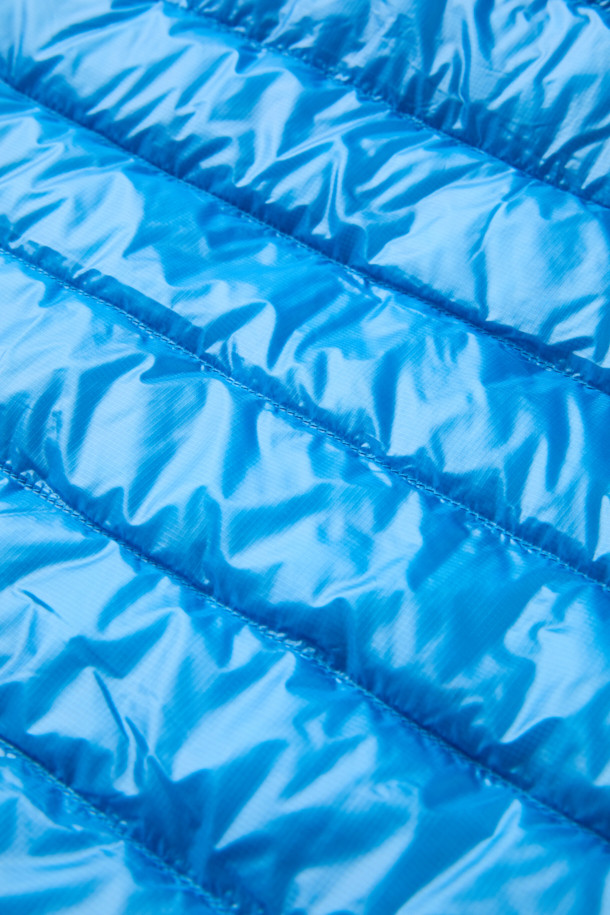 NANGA (난가) 울티라이트 다운 파카 패커블은 겨울철 아웃도어 활동과 여행에 적합한 다운 파카입니다. 블루와 퍼플 두 가지 색상으로 제공되며, 스포티하고 캐주얼한 스타일을 연출합니다. 가볍고 휴대성이 뛰어난 패커블 타입으로, 퀼팅 디테일과 부드러운 촉감이 특징입니다. 레귤러핏에 긴 소매 기장, 집업 여밈 방식으로 제작되었으며, 보온 기능과 안감 다운으로 추운 날씨에도 따뜻함을 유지해 줍니다. 여행룩과 캠핑룩, 미니멀한 스타일을 즐기는 분들께 추천합니다.
