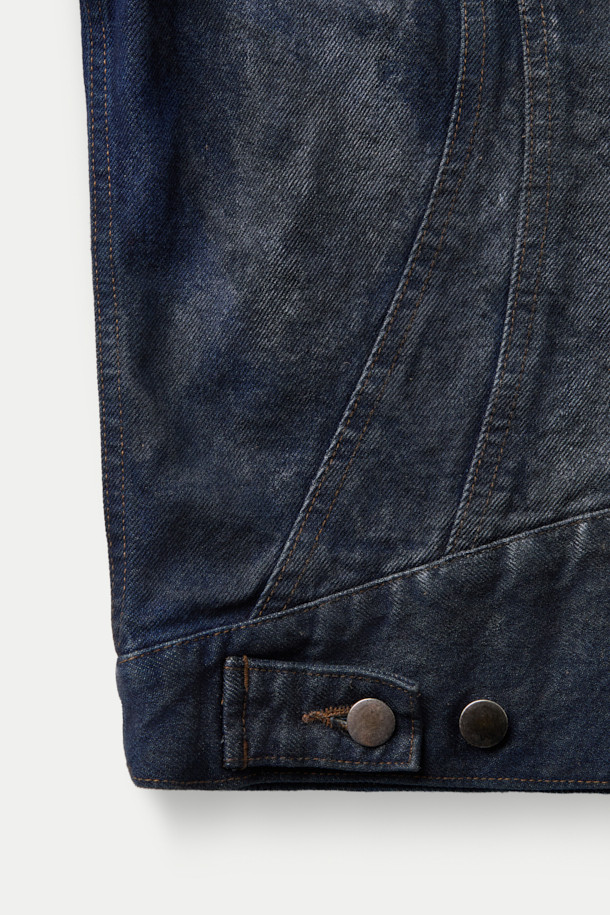 NVRFRGT(엔브이에프알지티) 3D 트러커 재킷은 남성용 아우터로, 봄, 가을에 착용하기 좋은 두꺼운 데님 소재의 트러커 자켓입니다. 인디고 컬러의 무지 디자인에 14oz 불규칙 방적사 원단, 곡선형 솔기 라인, 레이싱 웨어 스타일, 다크 페이드 워싱, 래스터 코팅 가공, 클리어 코팅 마감 등의 특징을 더했습니다. 레귤러핏으로 제작되었으며, 버튼 여밈 방식과 크롭 기장으로 캐주얼, 스트릿, 미니멀 스타일 연출에 적합합니다. 데이트룩과 모임룩에 활용하여 개성 있는 스타일을 완성할 수 있습니다.
