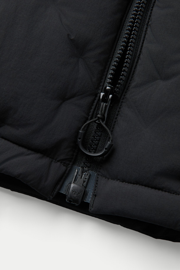 CMF 우븐 다운 후디는 미니멀한 스타일을 추구하는 당신을 위한 겨울철 필수 아이템입니다. 일상과 여행 등 다양한 TPO에 활용 가능하며, X자 구조 직조와 다운팩 없는 구조로 가볍고 편안한 착용감을 선사합니다. 다운 90%, 페더 10% (700FP)의 뛰어난 보온성으로 추운 날씨에도 따뜻함을 유지하며, CMF WOVEN 기술과 다운 본딩 처리로 내구성을 높였습니다. 블랙 컬러의 무지 디자인에 오버핏, 크롭 기장으로 스타일리시함을 더하고, 사선 포켓과 집업 여밈 방식이 실용성을 더합니다.
