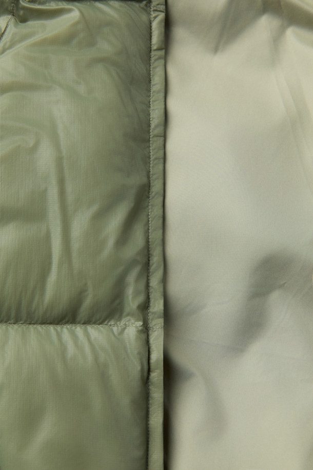 F/CE(에프씨이) 퍼텍스 미니멀 패딩 파카는 남녀 모두 착용 가능한 겨울철 아우터입니다. 카키와 올리브 두 가지 색상으로 출시되었으며, 일상생활과 출근룩에 적합한 미니멀, 클래식, 캐주얼 스타일을 연출할 수 있습니다. PERTEX® QUANTUM 소재, 20데니어 초극세사, 고밀도 직조, PrimaLoft 충전재를 사용하여 가볍고 내구성이 뛰어나며, 뛰어난 보온성을 제공합니다. 집업 방식의 오버핏 크롭 기장으로, 긴 소매 디자인이 특징입니다. 부드러운 촉감과 무지 디자인이 돋보이는 겨울철 필수 아이템입니다.
