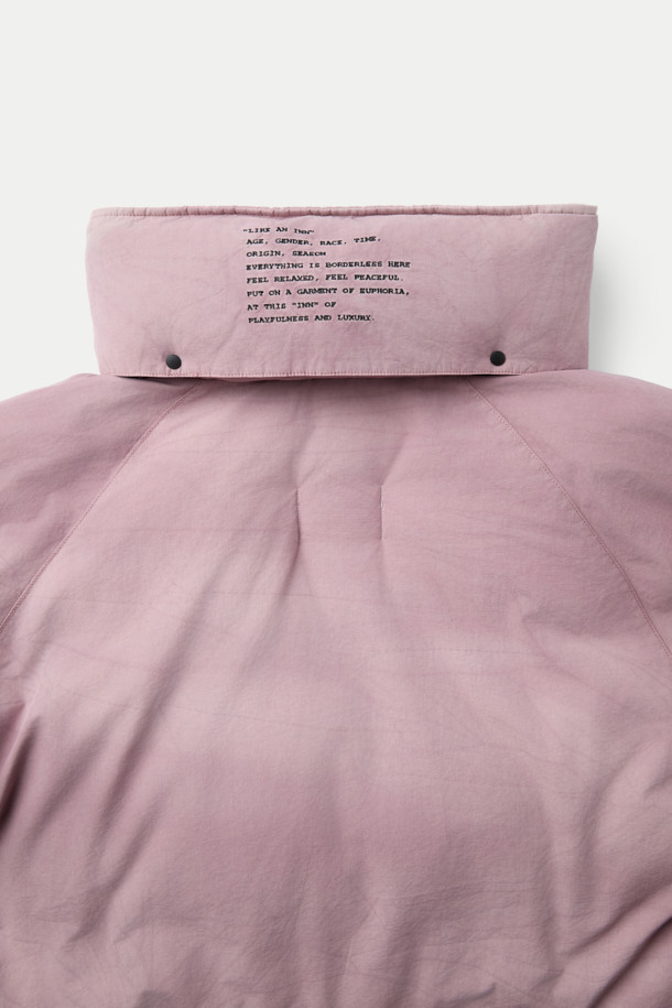 INNAT (이낫) x WILD THINGS (와일드 띵스) 가먼트 다이드 마칼루 다운은 캐주얼과 클래식 스타일을 아우르는 숏패딩입니다. 핑크 컬러의 무지 디자인으로, 겨울철 일상룩과 여행, 캠핑룩에 잘 어울립니다. 오버핏으로 편안한 착용감을 선사하며, 면, 나일론, 덕다운 소재를 사용하여 보온성을 높였습니다. 후드 2-WAY 타입으로 후드 수납이 가능하며, 스냅 버튼으로 길이 조절이 가능합니다. 피그먼트 염색 가공과 빈티지한 텍스처, 브랜드 로고 자수, 게임 포켓 적용이 돋보이는 제품입니다.
