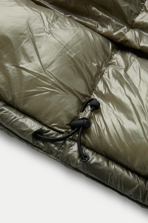 ROA 스무스 다운 재킷은 일상, 아웃도어 활동은 물론 여행, 캠핑, 등산 등 다양한 TPO에 활용 가능한 다운 자켓입니다. 카키와 올리브 두 가지 색상으로 출시되었으며, 스포티, 캐주얼, 고프코어 스타일을 모두 소화할 수 있습니다. 보온, 경량, 방풍 기능은 물론 친환경 충전재 Comfortemp® Ecodown과 재활용 PET 섬유 기반의 소재를 사용하여 기능성과 친환경성을 동시에 잡았습니다. 초경량 27g 마이크로 립스탑 나일론 소재와 부드러운 촉감을 자랑하며, 크롭 기장의 박시핏과 루즈핏으로 편안한 착용감을 선사합니다. 히든 지퍼 포켓, 조절 가능한 후드, 밑단/소매 밴딩 디테일이 돋보이는 숏패딩으로, 겨울철 스타일리시한 연출을 완성해보세요.
