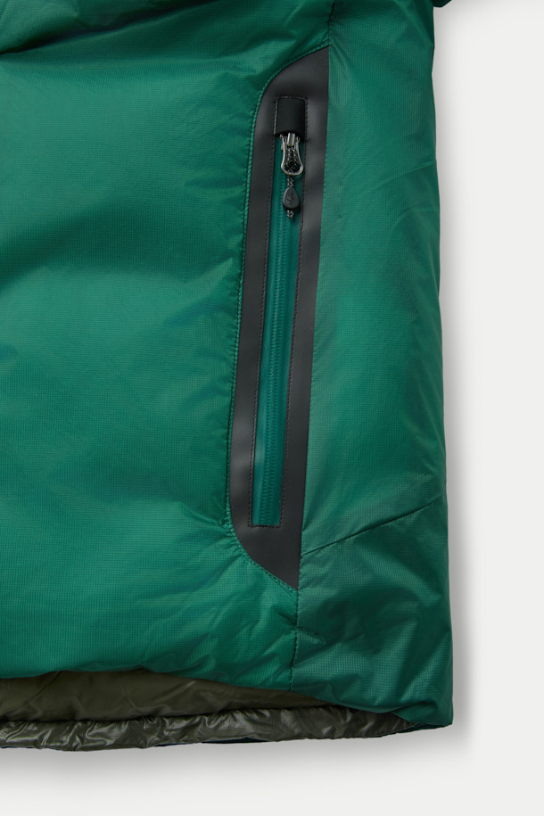 NANGA(난가) 오로라 텍스 라이트 스탠드 칼라 다운 재킷 MIKAMI는 일상과 아웃도어 활동 모두에 적합한 남녀 공용 다운 재킷입니다. 방풍 기능과 보온성을 갖춘 두꺼운 두께감의 이 제품은 겨울철 추위로부터 몸을 보호하며, 부드러운 촉감의 나일론 소재를 사용하여 편안한 착용감을 제공합니다. 후드 탈부착, 드래프트 튜브, 가슴 포켓, 그리고 KARUISHI 소재와 이중 다운 레이어 적용으로 기능성을 높였습니다. 스포티, 캐주얼, 고프코어 스타일을 아우르며 여행, 캠핑, 등산 등 다양한 TPO에 활용 가능합니다. 그린 컬러의 무지 디자인으로 어떤 스타일에도 쉽게 매치할 수 있습니다.
