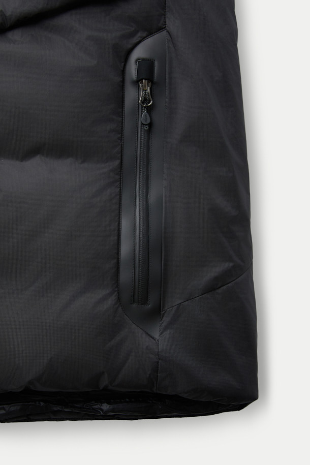 NANGA(난가) 오로라 텍스 라이트 스탠드 칼라 다운 재킷 MIKAMI는 일상과 아웃도어 활동 모두에 적합한 남녀 공용 겨울 다운 재킷입니다. 스포티하고 캐주얼한 무드의 무지 디자인에 레귤러 핏으로 제작되었으며, 두꺼운 두께감의 나일론 소재로 부드러운 촉감을 선사합니다. 150g SPDX 다운 충전재와 이중 다운 레이어를 적용하여 뛰어난 보온성과 방풍 기능을 제공하며, KARUISHI 소재를 사용한 소매 끝단과 칼라 안감이 특징입니다. 가슴 포켓 디자인과 직조 라벨 부착으로 실용성을 더했으며, 캠핑룩, 스포티, 캐주얼, 미니멀 스타일을 연출하기 좋습니다.
