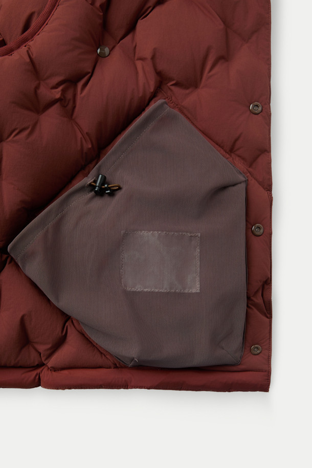 CMF 우븐 다운 베스트는 가을, 겨울철 일상 및 아웃도어 활동에 적합한 남녀 공용 베스트입니다. 브라운 컬러의 퀼팅 패턴과 크롭 기장으로 캐주얼, 스포티, 미니멀 스타일을 연출할 수 있습니다. CMF WOVEN 기술을 적용하여 다운팩 없이 X자 구조로 직조되었으며, 다운 90%, 페더 10% (700FP)의 안감과 다운 본딩 처리로 보온성을 높였습니다. 얇고 가벼운 나일론, 폴리우레탄 소재에 넉넉한 두께감과 부드러운 촉감, 사선 포켓 디자인이 특징입니다. 캠핑룩으로 활용하기 좋으며 스냅 여밈 방식으로 편안하게 착용할 수 있습니다.
