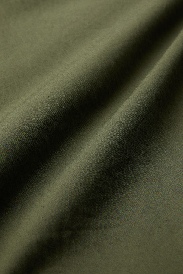 SAGE DE CRET (세이지 드 크레) 리버서블 라이너 타입 베스트는 가을, 겨울 시즌 남성 데일리룩, 산책룩, 여행룩에 적합한 아우터입니다. 올리브와 블랙 두 가지 색상으로 출시되었으며, 워크웨어, 미니멀, 클래식 스타일을 모두 아우르는 디자인입니다. 면과 나일론 혼방의 두꺼운 소재로 제작되어 부드러운 촉감과 누빔 안감이 특징이며, 발수 기능을 갖추었습니다. 리버서블 디자인으로 다양한 연출이 가능하며, 오버핏으로 편안하게 착용할 수 있습니다. 집업 여밈 방식에 크롭 기장으로 워크웨어 스타일 포켓, 싱글 웰트 포켓, 엘라스틱 밴드 디테일이 돋보입니다.
