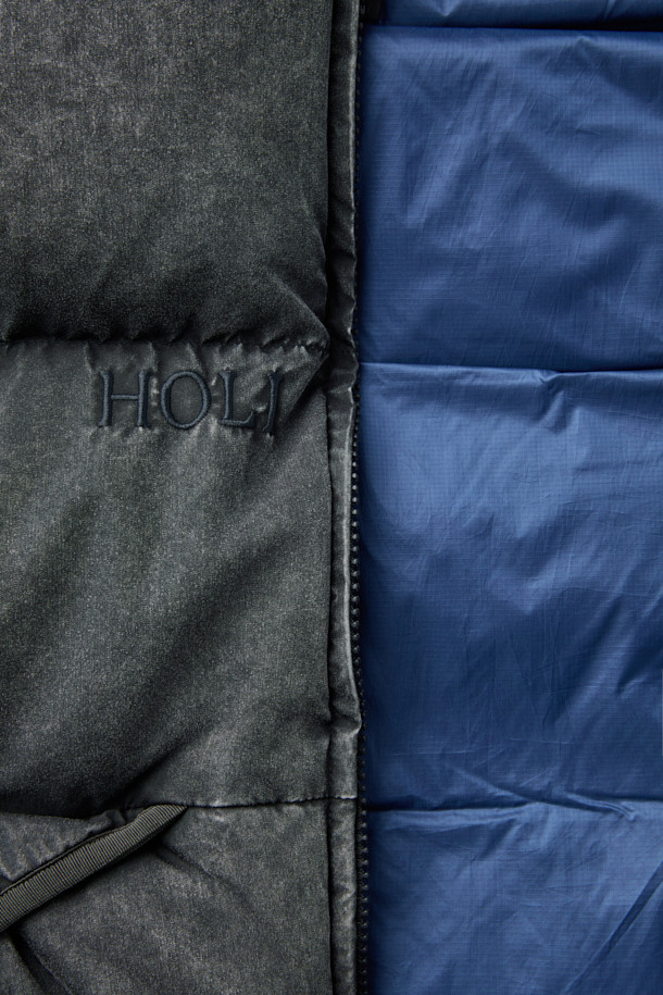 NANGA(난가) 알라야 다운 베스트는 일상생활과 실내외에서 모두 활용 가능한 베이직 스타일의 다운 베스트입니다. 180g의 리사이클 다운 충전재를 사용하여 뛰어난 보온성을 제공하며, 가볍게 착용할 수 있어 편안합니다. 레귤러핏으로 제작되었으며, 무지 디자인의 그레이 컬러로 다양한 출근룩과 여행룩에 미니멀, 캐주얼, 클래식 스타일을 더할 수 있습니다. 집업 스타일로 간편하게 착용 가능하며, 폴리에스터 안감으로 마감되었습니다. 겨울철, 경량 보온을 위한 실용적인 선택입니다.
