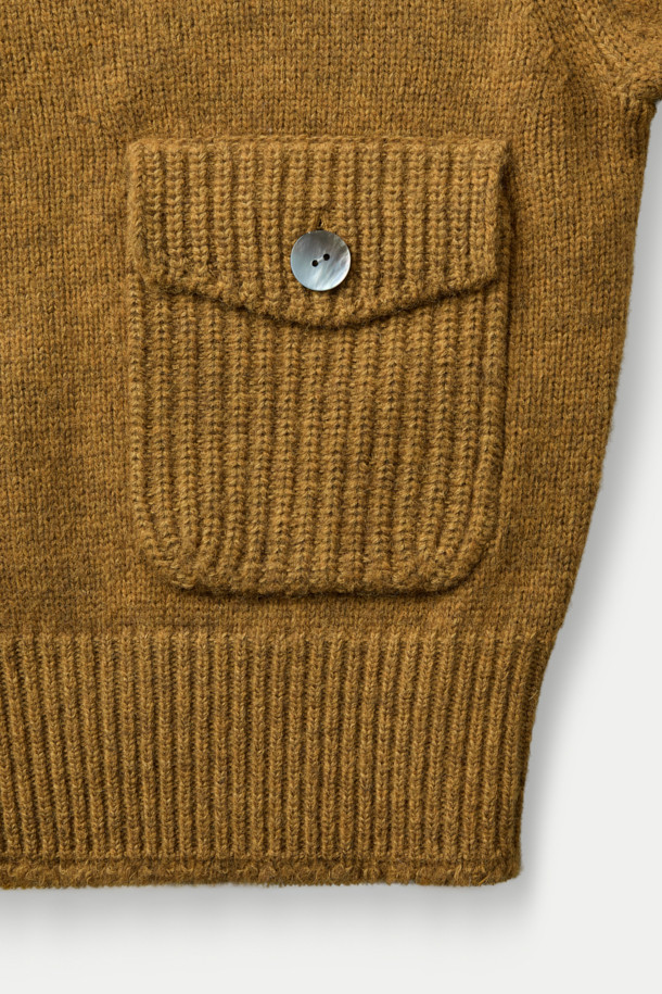 MIDTHINGS(미드띵스) 버드 패치 가디건은 가을, 겨울 시즌에 어울리는 여성 상의 니트/스웨터입니다. 머스타드와 브라운 두 가지 색상으로 만나볼 수 있으며, 캐주얼하고 베이직한 스타일을 연출합니다. 울과 코튼 혼방 소재로 제작되어 따뜻하고 포근하며, 루즈핏과 크롭 기장으로 편안한 착용감을 선사합니다. 엄지 홀 디테일과 볼륨감 있는 소매, 천연 조개 버튼, 패치 디자인이 돋보이며, 데이트룩, 모임룩, 캐주얼, 클래식, 미니멀 스타일 모두 소화 가능합니다.
