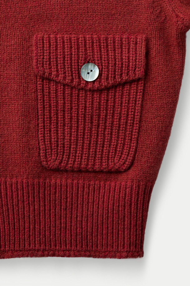 MIDTHINGS(미드띵스) 버드 패치 가디건은 가을, 겨울 시즌에 어울리는 루즈핏 니트 가디건입니다. 울과 코튼 혼방 소재로 제작되어 두께감이 느껴지며, 까끌거리는 촉감이 특징입니다. 라운드넥 디자인에 엄지홀 디테일, 볼륨감 있는 소매가 돋보이며, 천연 조개 버튼과 짧은 기장감으로 클래식하고 페미닌한 무드를 연출합니다. 버건디와 레드의 두 가지 색상으로 출시되어 데이트룩, 모임룩, 연말 모임룩 등 다양한 TPO에 활용 가능하며, 미니멀, 캐주얼 스타일을 즐겨 입는 분들께 추천합니다.
