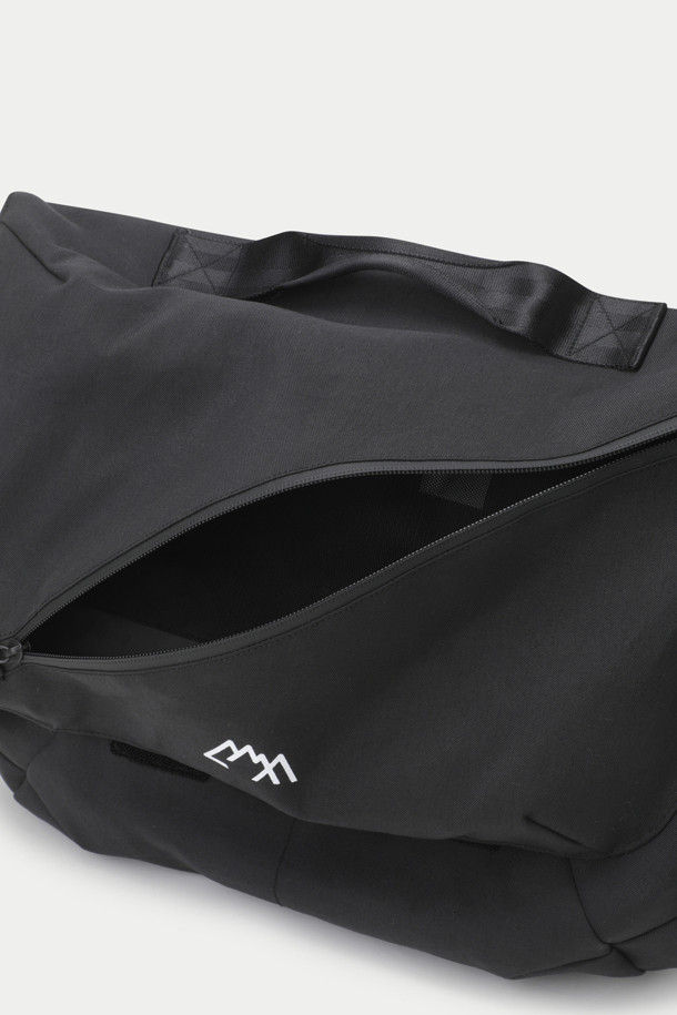 CMF 메신저 백은 테크니컬 및 밀리터리 스타일을 기반으로, 출근룩과 캐주얼, 미니멀 스타일을 추구하는 남성 고객에게 적합한 가방입니다. 블랙 색상의 무지 디자인, 미디엄 사이즈의 나일론 소재로 제작되었으며, 15.6인치 PC 수납이 가능하여 실용성을 높였습니다. 방수 기능과 경량 설계로 일상 및 아웃도어 활동에 적합하며, ITW NEXUS COBRA 버클과 DURAFLEX 버클을 사용하여 견고함과 스타일을 동시에 잡았습니다. 3점 벨트 시스템, PK in PK 포켓, 매거진 포켓 등의 특징을 갖춘 사각 형태의 메신저 백입니다.
