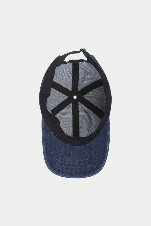 HOMECORE의 인디고 캡은 면 소재의 무지 야구모자로, 일상에서 편안하게 착용하기 좋습니다. 클래식 핏 디자인에 사이즈 조절이 가능한 스트랩이 있어 누구나 편안하게 착용할 수 있으며, 로고 자수 디테일이 돋보입니다. 봄, 여름, 가을 계절에 맞춰 인디고 컬러로 시원하고 세련된 스타일을 연출해보세요.
