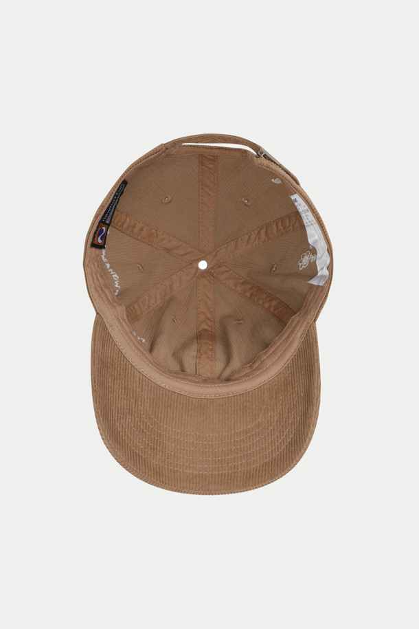 INNAT(인낫) 자수 캡은 브라운 컬러의 베이스볼 캡으로, 캐주얼, 미니멀, 클래식 스타일을 즐기는 분들을 위한 아이템입니다. 봄, 여름, 가을 계절에 착용하기 좋으며, 코듀로이와 면 혼방 소재로 제작되어 편안한 착용감을 선사합니다. 캡 측면에는 브랜드 모토 자수와 "PEACE BEGINS WITH A SMILE", "LIKE AN INN" 문구가 섬세하게 수놓아져 포인트를 더합니다. 동네 마실룩, 산책룩, 여행룩 등 다양한 TPO에 활용하여 스타일리시함을 연출해보세요.
