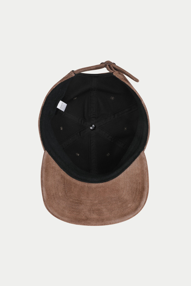 부드러운 촉감의 가죽 소재로 제작된 A 레더 베이스볼 캡입니다. 브라운 컬러의 무지 디자인으로, 캐주얼, 클래식, 미니멀 스타일을 모두 소화할 수 있습니다. 넉넉한 깊이감과 중간 챙 넓이로 편안한 착용감을 선사하며, 데일리룩 또는 산책룩에 잘 어울립니다. 핸드메이드 및 수작업으로 제작되어 높은 퀄리티를 자랑합니다. 사계절 내내 활용 가능한 실용적인 아이템입니다.
