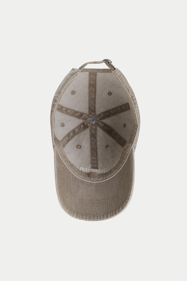 우드버드 코어 워시드 캡은 부드러운 면 소재로 제작되어 편안한 착용감을 선사합니다. 베이지 컬러에 로고 자수, 아일렛, 백스트랩이 디자인되어 캐주얼, 미니멀, 클래식 스타일을 연출하기 좋습니다. 워싱 가공으로 빈티지한 감성을 더했으며, 사이즈 조절 기능과 통기성을 갖춰 봄, 여름, 가을 일상, 산책, 여행 등 다양한 TPO에 활용하기 좋습니다. 이염에 주의하여 단독 세탁하는 것을 권장합니다.
