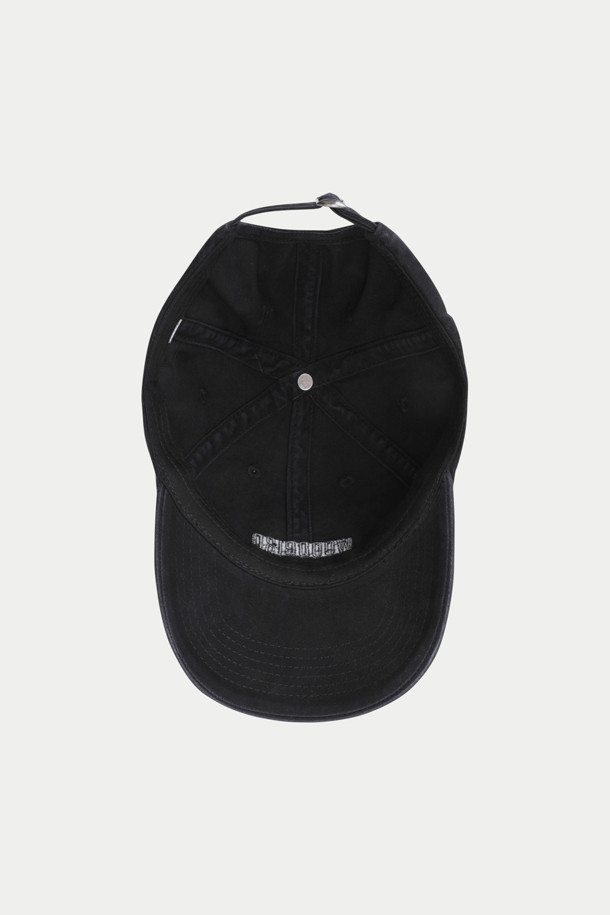 WOODBIRD(우드버드) Core Base 캡은 심플하고 절제된 디자인이 돋보이는 공용 캡입니다. 블랙 컬러의 면 소재로 제작되어 부드러운 촉감을 선사하며, 봄, 여름, 가을 시즌에 착용하기 좋습니다. 미니멀한 실루엣에 로고 자수, 아일렛, 백스트랩 디테일이 더해져 캐주얼, 미니멀, 클래식 스타일을 완성합니다. 동네 마실룩, 산책룩 등 일상과 캐주얼한 스타일에 부담 없이 매치하여 활용할 수 있습니다. 사이즈 조절이 가능하며 통기성이 우수하여 쾌적하게 착용할 수 있습니다.
