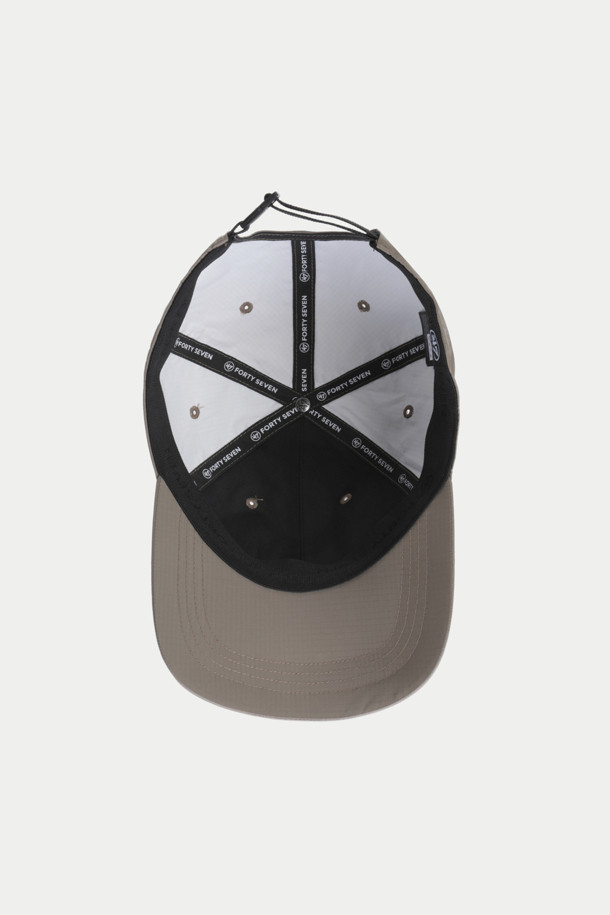 낭가 47 오로라 텍스 캡은 야외활동과 일상 모두에 적합한 남녀 공용 모자입니다. 베이지, 그레이 두 가지 색상으로 출시되었으며, 깊은 모자 깊이와 부드러운 촉감이 특징입니다. 방수, 투습, 경량, 통기 기능을 갖춘 오로라 텍스 소재를 사용하여 사계절 내내 편안하게 착용할 수 있습니다. 6패널 구조와 클래식, 심플한 디자인에 로고, 아이렛, 파이핑 디테일이 더해져 캐주얼, 클래식, 미니멀 스타일을 연출하기 좋습니다. 산책, 여행, 등산 등 다양한 TPO에 활용할 수 있는 활용도 높은 캡모자입니다.
