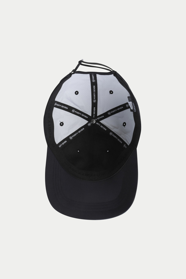 낭가 47 오로라 텍스 캡은 야외 활동과 일상에서 활용하기 좋은 캡모자입니다. 블랙 색상으로 출시되었으며, 깊은 크라운 디자인과 부드러운 촉감이 특징입니다. 나일론, 폴리우레탄 소재를 사용하여 방수, 투습, 경량, 내구성, 통기성 기능을 갖췄습니다. 6패널 구조, 스웻밴드, 파이핑, 47 로고 디테일로 디자인의 완성도를 높였습니다. 산책룩, 여행룩, 등산룩 등 다양한 TPO에 캐주얼, 스포티, 고프코어 스타일로 연출할 수 있는 캡모자입니다.
