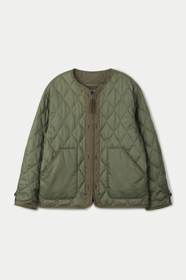 다잉 모즈코트는 밀리터리 스타일과 미니멀한 디자인을 결합한 아우터입니다. 가을, 겨울 시즌에 어울리는 두꺼운 두께감으로 보온성을 높였으며, 부드러운 촉감이 특징입니다. 카키와 올리브 두 가지 색상으로 출시되었으며, 탈부착 가능한 후드와 퀼팅 내피를 포함하여 실용성을 더했습니다. 가먼트 다잉 가공과 피치 가공을 통해 은은한 멋을 더했고, 세미 오버핏으로 편안한 착용감을 선사합니다. 출근룩, 미니멀, 클래식, 워크웨어 스타일을 즐겨 입는 분들께 추천합니다.
