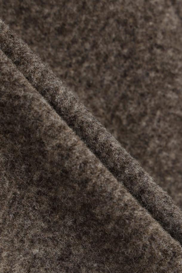 세련된 남성분들을 위한 울저지 후드패널 코트입니다. 이탈리아 LANIFICIO ROMA 원단을 사용하여 고급스러움을 더했으며, 부드러운 촉감과 두꺼운 두께로 뛰어난 보온성을 자랑합니다. 탈부착 가능한 후드와 네오프렌 본딩, 스트레치성이 더해져 편안한 착용감을 선사합니다. 무릎 기장의 세미오버핏 또는 루즈핏으로, 그레이 및 멜란지 컬러의 무지 패턴이 미니멀하고 모던한 스타일을 연출합니다. 출근룩, 비즈니스 캐주얼, 모임룩 등 다양한 TPO에 클래식, 미니멀, 시크한 무드로 활용하기 좋습니다.
