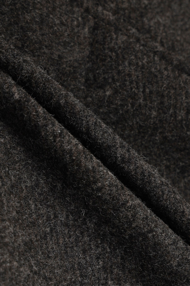 세련된 "울저지 후드패널 코트"를 소개합니다. 부드러운 울, 폴리에스터, 아크릴, 나일론 혼방 소재로 제작되어 포근하고 편안한 착용감을 선사합니다. 탈부착 가능한 후드와 네오프렌 본딩 디테일이 돋보이며, 투톤 멜란지 컬러가 세련된 분위기를 더합니다. 세미 오버핏 또는 루즈핏으로, 출근룩과 모임룩 모두에 활용 가능하며 미니멀, 클래식, 캐주얼 스타일을 연출하기 좋습니다. 무릎 기장의 긴 소매, 싱글 버튼 여밈 방식으로 간결하면서도 멋스러운 스타일을 완성해보세요.
