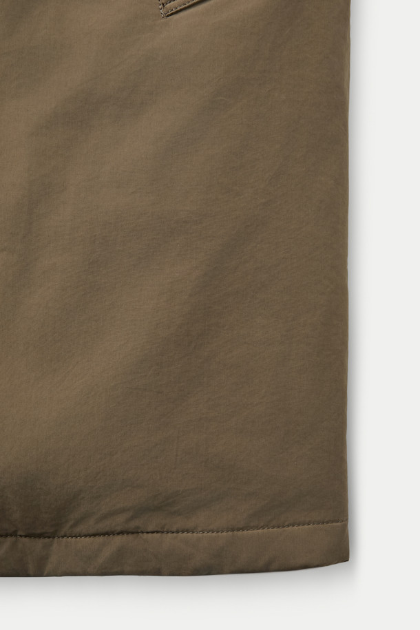 겨울철 일상과 출근룩, 여행룩에 모두 잘 어울리는 구스 코트입니다. 카키와 브라운 두 가지 색상으로 출시되어 미니멀하고 베이직한 스타일을 연출합니다. 롱 기장에 세미 오버핏으로 편안한 착용감을 선사하며, 버튼 여밈 방식으로 간편하게 입고 벗을 수 있습니다. 나일론과 폴리에스테르 혼방 소재로 제작되어 두꺼운 두께감과 부드러운 촉감을 자랑하며, 드롭숄더 디자인과 퀼팅 안감, 생활 방수 및 방풍 기능을 갖춰 보온성을 높였습니다. 
