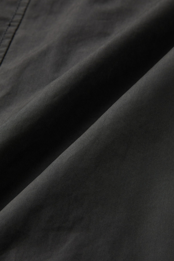 세련된 겨울 스타일을 완성하는 블랙 구스 코트입니다. 일상생활은 물론, 출근룩에도 잘 어울리는 미니멀하고 베이직한 디자인이 특징입니다. 롱 기장에 세미 오버핏으로 편안한 착용감을 선사하며, 지퍼형 여밈으로 간편하게 탈착용할 수 있습니다. 고밀도 나일론과 폴리에스테르 혼방 소재에 구스다운 충전재를 사용하여 뛰어난 보온성을 제공하며, 생활 방수 및 방풍 기능으로 추운 날씨에도 끄떡없습니다. 드롭 숄더 디자인과 퀼팅 안감으로 고급스러운 디테일을 더했습니다.
