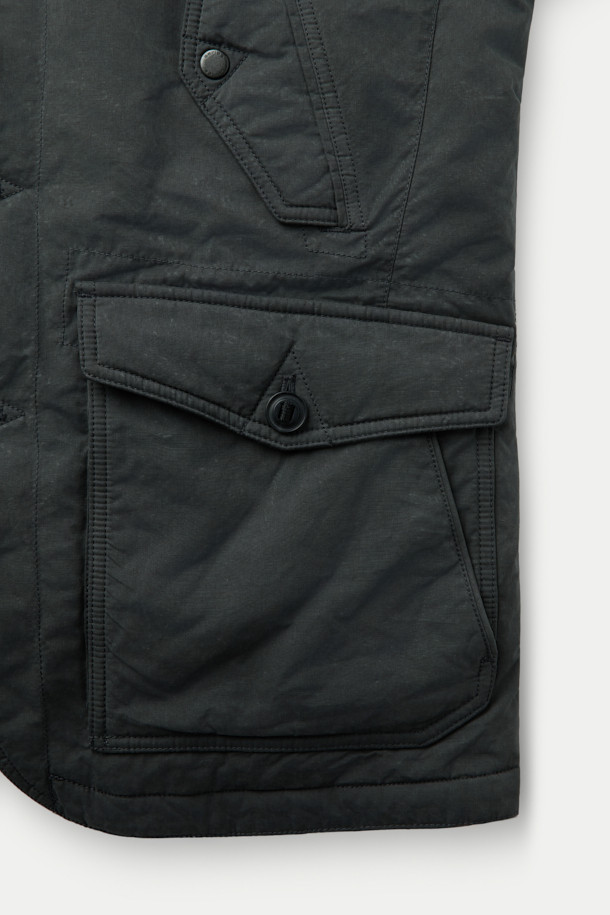 베노 올메텍스는 캐주얼, 미니멀, 클래식 스타일을 아우르는 공용 점퍼형 재킷입니다. 가을, 겨울 시즌에 적합하며, 일상 및 캐주얼 용도로 활용하기 좋습니다. 블랙 컬러의 무지 디자인으로 밀리터리 스타일의 무드를 연출합니다. 루즈핏으로 편안한 착용감을 선사하며, 지퍼와 스냅으로 여밈 방식을 갖췄습니다. 이탈리아 OLMETEX S.P.A 원단을 사용하여 부드러운 촉감을 자랑하며, 탈부착 가능한 이너 베스트와 3M 신슐레이트 충전재로 보온성을 높였습니다. 방수 기능과 내구성을 갖춰 출근룩, 여행룩 등 다양한 TPO에 활용 가능합니다.
