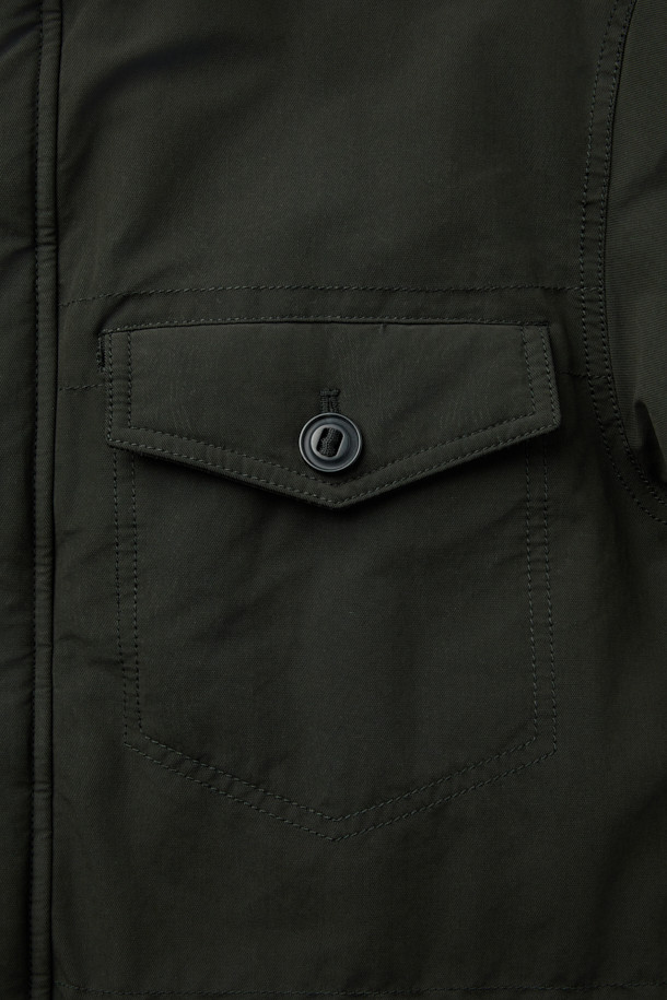 빈티지 무드를 더한 양털 카라 다운 재킷입니다. 넉넉한 루즈핏으로 편안한 착용감을 선사하며, 탈부착 가능한 양털 패널이 보온성을 높여줍니다. 소매 안쪽 니트 바람막이 디테일과 구조적인 실루엣이 특징이며, 다양한 이너 레이어링으로 스타일 연출이 용이합니다. 두꺼운 두께감과 부드러운 촉감의 폴리에스테르, 양모 혼방 소재로 제작되어 겨울철에도 따뜻하게 착용할 수 있습니다. 캐주얼, 미니멀, 클래식 등 어떤 스타일에도 잘 어울리는 블랙 컬러의 다운 재킷입니다.
