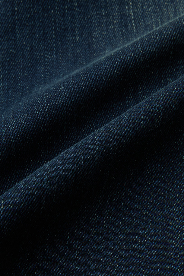 이중지 중청 릴렉스 데님팬츠는 캐주얼, 미니멀, 클래식 스타일을 아우르는 데님팬츠입니다. 릴렉스핏으로 편안한 착용감을 선사하며, 이중지 원단을 사용하여 두꺼운 두께감과 탄탄한 내구성을 자랑합니다. 빈티지 워싱과 켄톤 단추, 지퍼 디테일이 돋보이며, 스트레치 소재로 활동성을 높였습니다. 넉넉한 핏과 중청 컬러는 데이트룩, 여행룩 등 다양한 TPO에 활용 가능하며, 더블 스티치 보강으로 튼튼하게 제작되었습니다.
