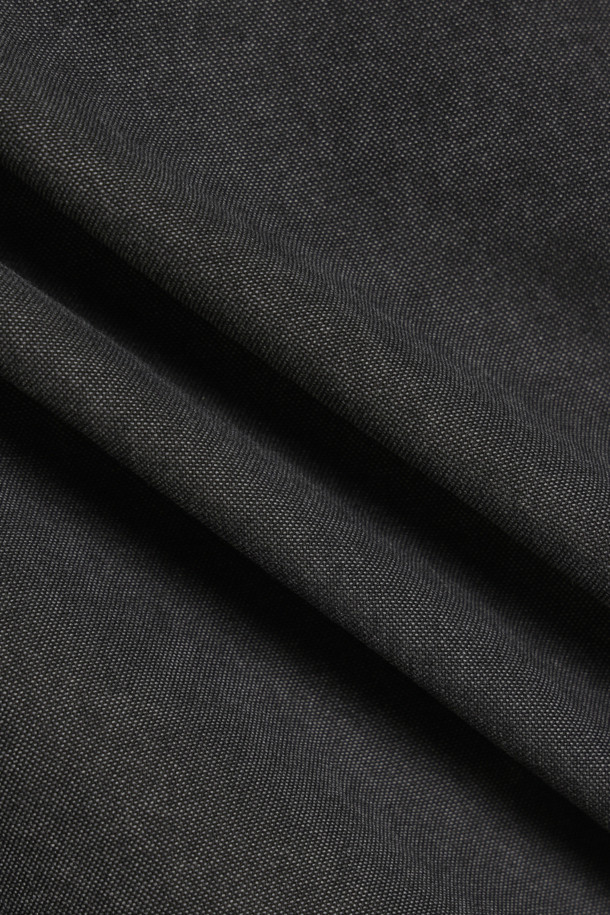 피그먼트 워싱 기법으로 빈티지한 매력을 더한 와이드 카고 팬츠입니다. 넉넉한 루즈핏으로 편안한 착용감을 선사하며, 봄, 여름, 가을 시즌에 활용하기 좋습니다. 면 소재로 제작되어 뻣뻣한 듯, 자연스러운 워싱 디테일이 돋보입니다. 넉넉한 카고 포켓은 실용성을 더하고, 캐주얼, 스트릿 스타일을 연출하기 좋습니다. 블랙 컬러의 무지 디자인으로 어떤 상의와도 쉽게 매치하여 다양한 스타일을 완성할 수 있습니다.
