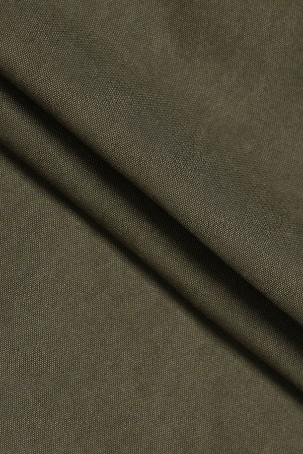 피그먼트 워싱 와이드 카고 팬츠는 밀리터리 무드와 빈티지한 스타일을 담아낸 카고 팬츠입니다. 면 소재로 제작되어 부드러운 촉감을 선사하며, 봄, 여름, 가을 시즌에 착용하기 좋습니다. 와이드핏으로 편안함을 강조했으며, 피그먼트 가공과 가먼트 워싱을 거쳐 자연스러운 색감과 빈티지한 멋을 더했습니다. 플랩 카고 포켓과 거셋 구조, 스트링 밑단 디테일로 실용성과 스타일을 모두 갖췄으며, 밑단 스트링으로 실루엣 조절이 가능합니다.
