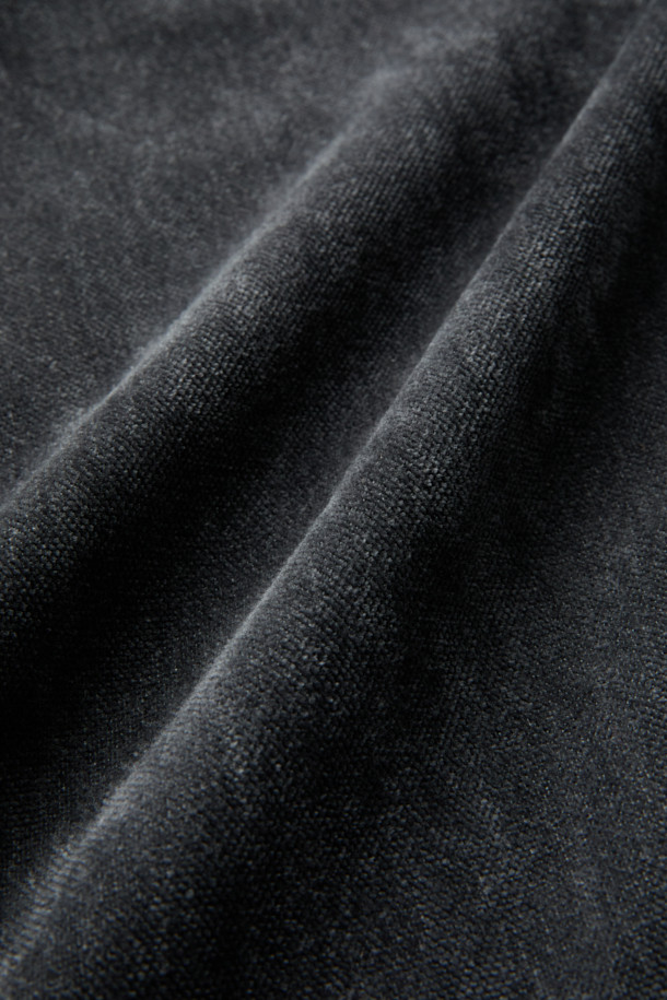 다크 그레이 컬러의 벨루어 아우터 셔츠입니다. 부드러운 셔닐 소재와 폴리에스테르 혼방으로 제작되어, 가을과 겨울에 포근하게 착용할 수 있습니다. 셔츠 칼라와 오버핏 실루엣, 드롭 숄더 디자인으로 미니멀하고 세련된 스타일을 연출합니다. 가슴 요크선, 아웃포켓, 허리 포켓 디테일이 돋보이며, 은은한 광택감과 드레이프성이 특징입니다. 출근룩과 모임룩, 다양한 스타일링에 활용 가능한 아이템입니다.
