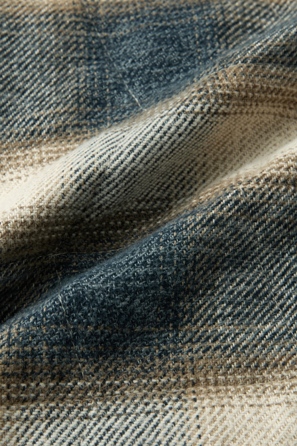 "체크 퀼팅 아우터 셔츠"는 빈티지 스타일의 코듀로이 소재 아우터 셔츠입니다. 부드러운 촉감과 적당한 두께감으로 간절기부터 초겨울까지 착용하기 좋으며, 3M 신슐레이트 충전재를 사용하여 뛰어난 보온성을 제공합니다. 네이비와 베이지 두 가지 컬러로 출시되었으며, 셔츠형 디자인에 퀼팅 디테일과 가슴 1개, 허리 2개의 포켓, 칼라 부분의 코듀로이 배색이 돋보입니다. 세미 오버핏으로 제작되어 편안하면서도 스타일리시하게 연출할 수 있으며, 스냅 버튼으로 간편하게 여밀 수 있습니다. 출근룩과 모임룩은 물론 클래식, 캐주얼, 미니멀 등 다양한 스타일 연출에 활용 가능한 아이템입니다.
