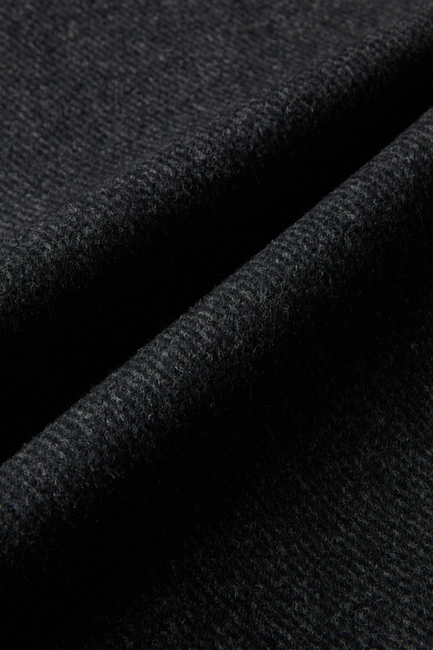 **핸드메이드 블루종**

부드러운 울, 캐시미어, 스웨이드 소재가 조화롭게 어우러져 포근한 착용감을 선사하는 핸드메이드 블루종입니다. 간절기와 겨울철, 데이트룩, 모임룩 등 다양한 TPO에 활용하기 좋으며, 클래식, 미니멀, 캐주얼 스타일을 모두 아우릅니다. 블랙 컬러의 무지 디자인에 세미 루즈핏으로 편안함을 더했으며, 니트 립 마감, 사선 포켓, 스웨이드 배색 디테일이 빈티지 무드를 자아냅니다. 핸드메이드 봉제 방식으로 제작되어 높은 퀄리티를 자랑하는 숏 기장의 집업 블루종입니다.
