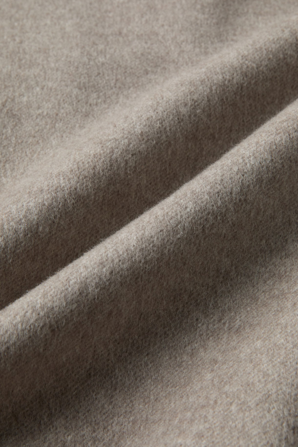 부드러운 울과 캐시미어 혼방 소재로 제작되어 포근한 착용감을 선사하는 핸드메이드 스탠드넥 블루종입니다. 미니멀, 빈티지, 캐주얼 스타일을 아우르며, 가을, 겨울 시즌 데일리룩, 산책룩, 동네 마실룩에 적합합니다. 세미 오버핏으로 편안하게 떨어지는 핏과 드롭된 어깨 라인이 특징이며, 스탠드넥 디자인으로 목을 따뜻하게 감싸줍니다. 밑단 니트 립 마감과 정전기 방지 안감으로 실용성을 높였으며, 무지 디자인으로 다양한 스타일 연출이 용이합니다.
