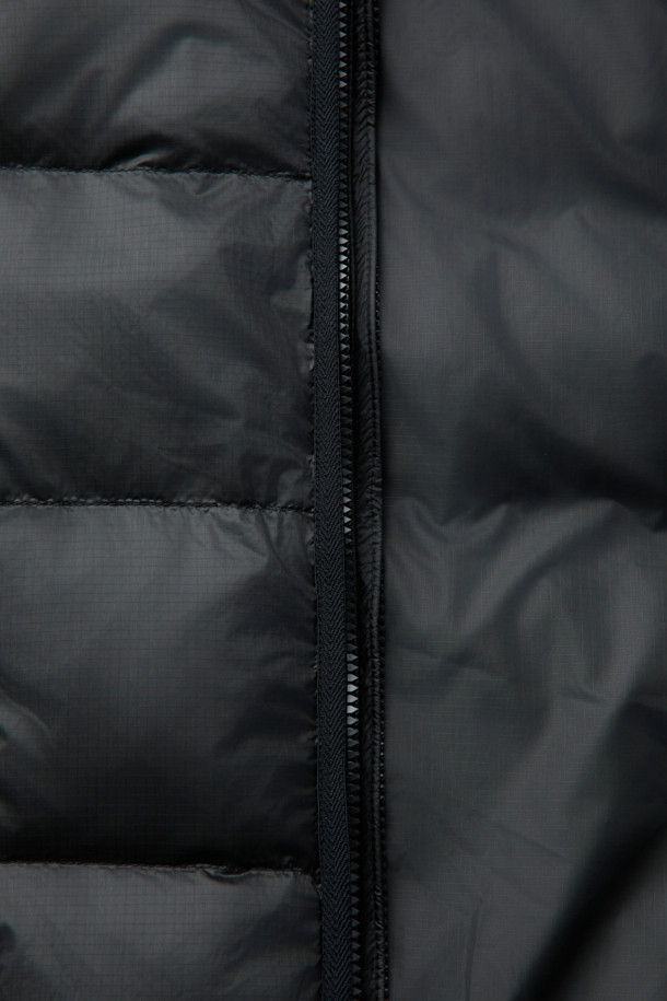 **미들레이어 경량 다운 점퍼**는 가을과 겨울, 일상 및 아웃도어 활동에 적합한 남녀 공용 아우터입니다. 블랙 색상의 무지 디자인으로 미니멀하고 베이직한 스타일을 연출하며, 집업 여밈 방식과 베이직핏으로 편안한 착용감을 선사합니다. 초경량 나일론 소재와 구스다운 충전재를 사용하여 가볍고 따뜻하며, 발수 및 방풍 코팅으로 기능성을 더했습니다. 빌트인 후드 분리가 가능하며, 접밴드 및 절개 보강 설계를 통해 활동성을 높였습니다. 출근룩과 여행룩 등 다양한 TPO에 활용할 수 있는 실용적인 아이템입니다.
