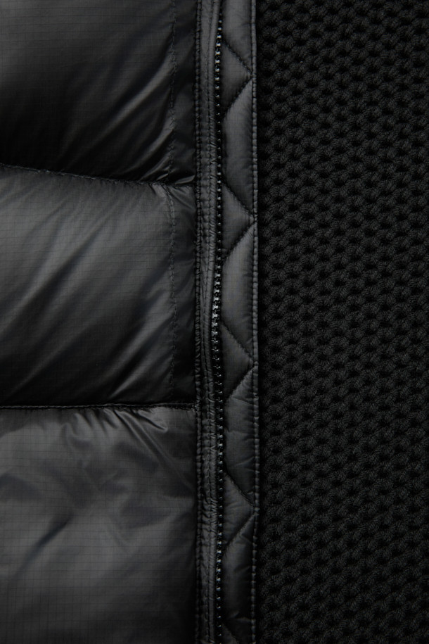 **니트 하이브리드 아우터**는 겨울철 추위에도 끄떡없는 보온성을 제공하는 남성용 점퍼입니다. 무지 디자인에 블랙 컬러로, 캐주얼 및 스포티 스타일을 연출하기 좋습니다. 부드러운 촉감의 니트 소재와 방풍, 발수 기능을 갖춘 초경량 아우터로, 탈부착 후드가 있어 레이어링이 용이합니다. 머스코비 덕다운 충전재를 사용하여 보온성을 극대화했으며, 출근룩이나 여행룩 등 다양한 TPO에 활용 가능합니다. 레귤러핏에 긴 소매, 집업 스타일로 편안하고 활동적인 착용감을 선사합니다.
