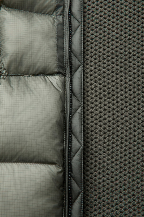 세련된 니트 하이브리드 아우터 점퍼입니다. 캐주얼, 미니멀, 클래식 스타일을 아우르며, 일상과 출근룩에 모두 잘 어울립니다. 카키 및 올리브 색상으로 출시되어 겨울철 스타일링에 포인트를 더합니다. 초경량 나일론과 니트 소재의 조합으로 뛰어난 착용감과 보온성을 제공하며, 덕다운 충전재, 방풍, 발수 기능, 탈부착 후드, 하이브리드 디자인 등 다양한 특징을 갖췄습니다. 레귤러핏에 집업 스타일로 편안함과 활동성을 동시에 잡았습니다.
