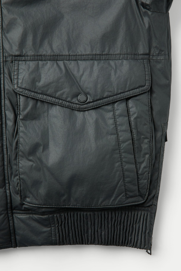 올메텍스 카본 라파예트는 남성용 겨울 점퍼입니다. 카본 및 블랙 컬러로 출시되었으며, 밀리터리와 빈티지 스타일을 동시에 느낄 수 있습니다. MA-1, B-15 코트 타입 디자인에 탈부착 가능한 리얼 FUR 칼라와 구스다운 충전재를 사용하여 보온성을 높였습니다. 방풍 및 발수 기능을 갖춘 면혼방 소재에 카본 코팅 처리와 빈티지 워싱 가공으로 내구성을 더했으며, 세미루즈핏과 드롭 숄더 디자인으로 편안한 착용감을 제공합니다. 출근룩, 여행룩, 클래식, 미니멀, 워크웨어 스타일을 즐기는 분들께 추천합니다.
