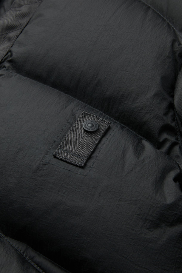 SERIES; X UNAFFECTED N2B 숏 다운 점퍼는 남녀 공용으로 착용 가능한 오버핏 숏패딩입니다. 겨울철 보온과 방풍 기능에 중점을 둔 두꺼운 두께의 나일론 소재를 사용하여 제작되었으며, 부드러운 촉감을 선사합니다. 집업 스타일의 블랙 무지 디자인으로, 캐주얼 및 스포티 무드를 연출하며 캠핑룩이나 등산룩과 같은 TPO에도 적합합니다. 후드가 달려 있어 더욱 따뜻하고 스타일리시하게 착용 가능하며, 미니멀한 스타일을 선호하는 분들께 추천합니다. 긴 소매 기장으로 활동성을 높였습니다.
