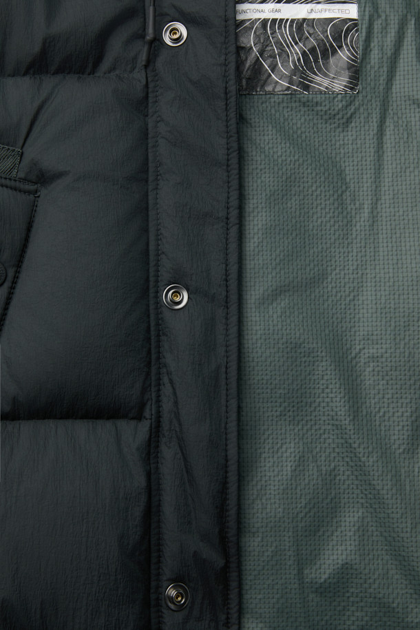 SERIES; X UNAFFECTED M90 ECWCS 다운 파카는 남성용 아우터로, 겨울철 일상 및 아웃도어 활동에 적합한 다운 파카입니다. 블랙 색상의 무지 디자인에 오버핏으로 제작되어 스포티하면서도 밀리터리 스타일을 연출합니다. 두꺼운 두께감과 방수 기능을 갖춘 나일론 소재로 제작되어 보온성을 높였으며, 여행, 캠핑, 등산 등 다양한 TPO에 활용 가능합니다. 집업 여밈 방식에 긴 소매, 후드, 패딩 디테일이 돋보이는 다운 파카입니다.
