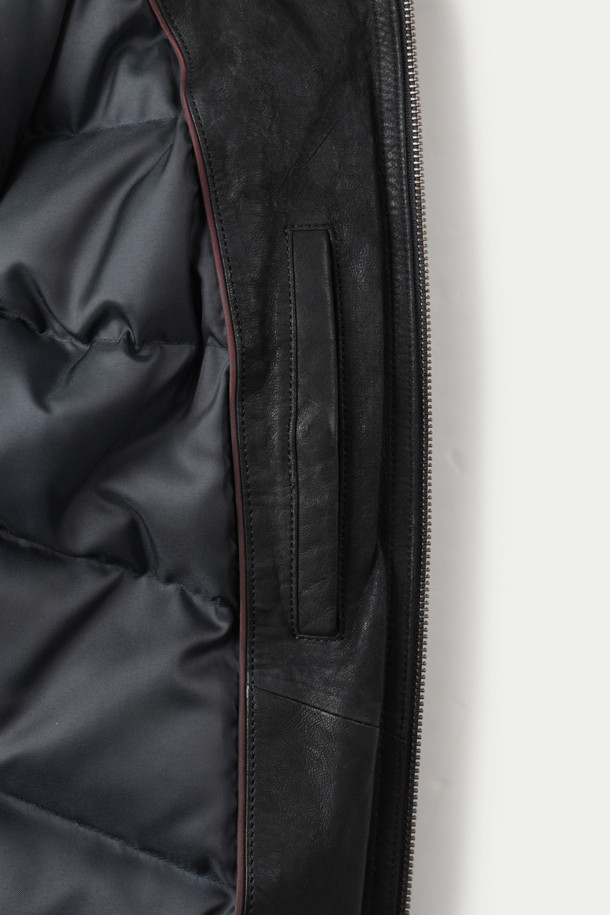 모던하고 클래식한 스타일의 양가죽 라파예트 다운 점퍼입니다. 부드러운 촉감의 양가죽 소재와 구스다운 충전재, 정전기 방지 안감으로 따뜻하고 편안한 착용감을 선사합니다. 탈부착 가능한 시어링 퍼 칼라와 니트 시보리 소매 디테일이 돋보이며, 세미 오버핏으로 편안한 핏을 연출합니다. 겨울철 데일리룩에 활용하기 좋은 블랙 컬러의 무지 디자인으로, 투웨이 지퍼, 후디 포켓, 사선 포켓 등 실용적인 기능까지 갖춘 다운 점퍼입니다. 보온과 방풍 기능을 제공합니다.
